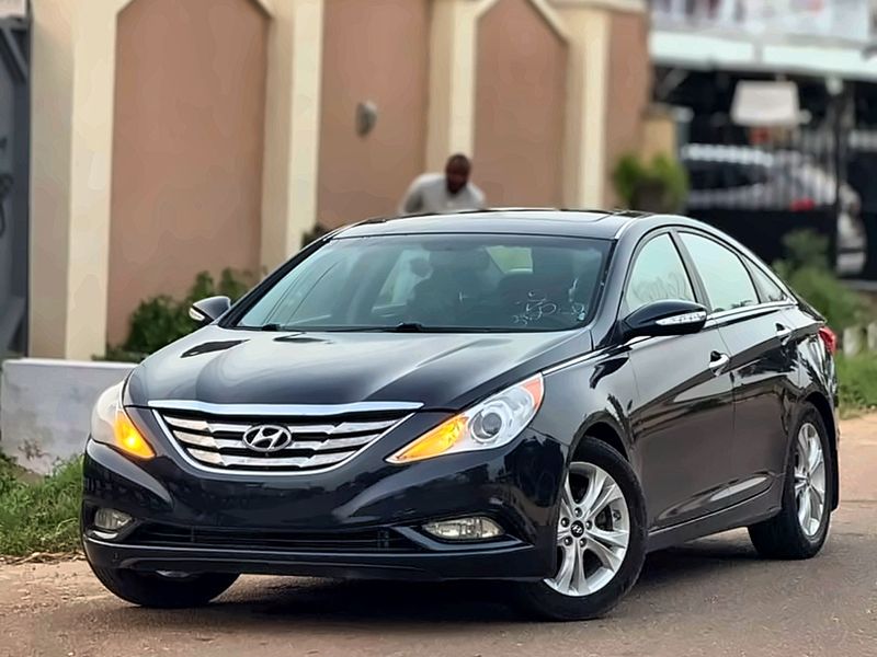 2013 Hyundai Sonata Limited in deep blue