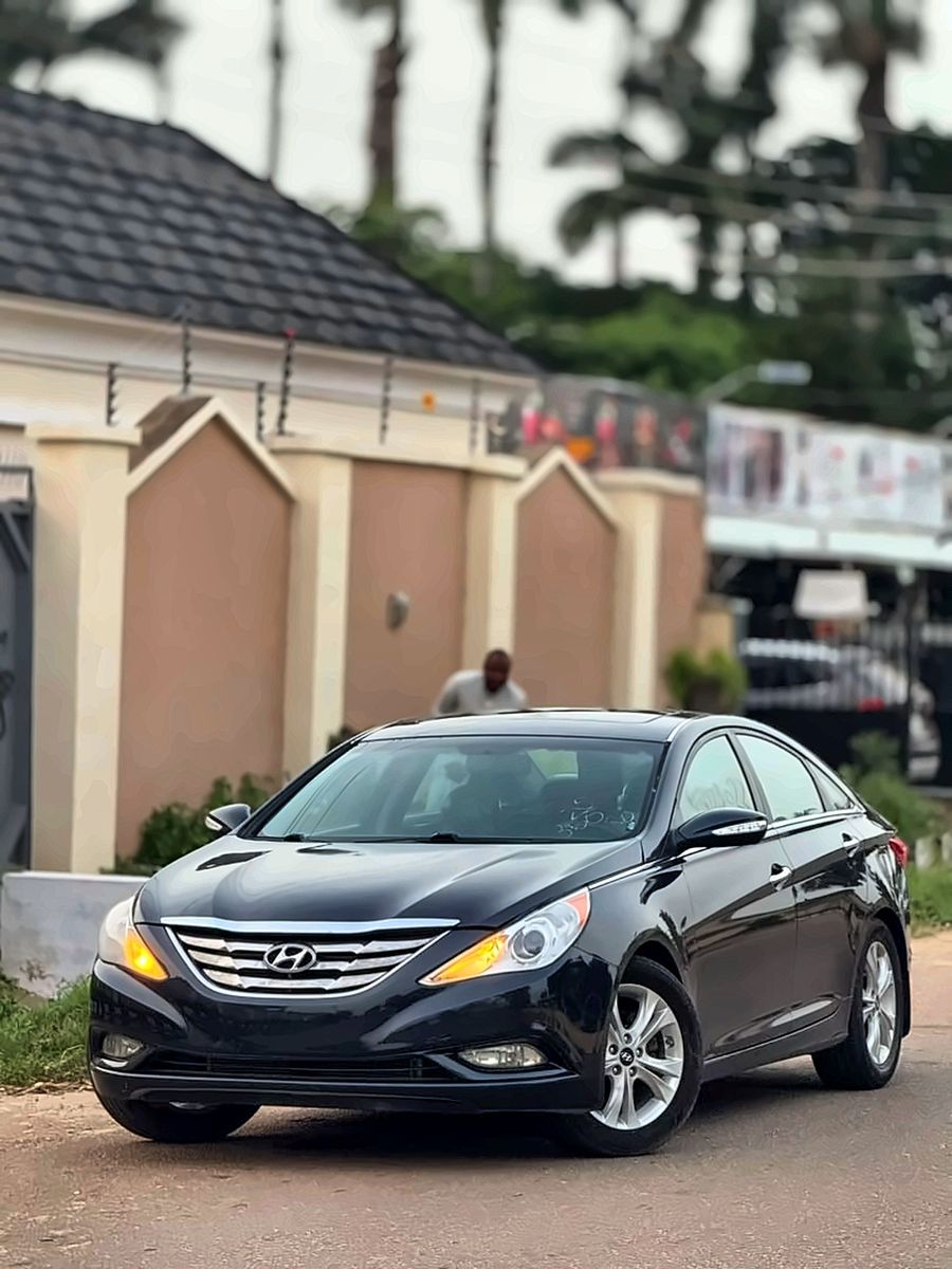 2013 Hyundai Sonata Limited in deep blue, front three-quarter view