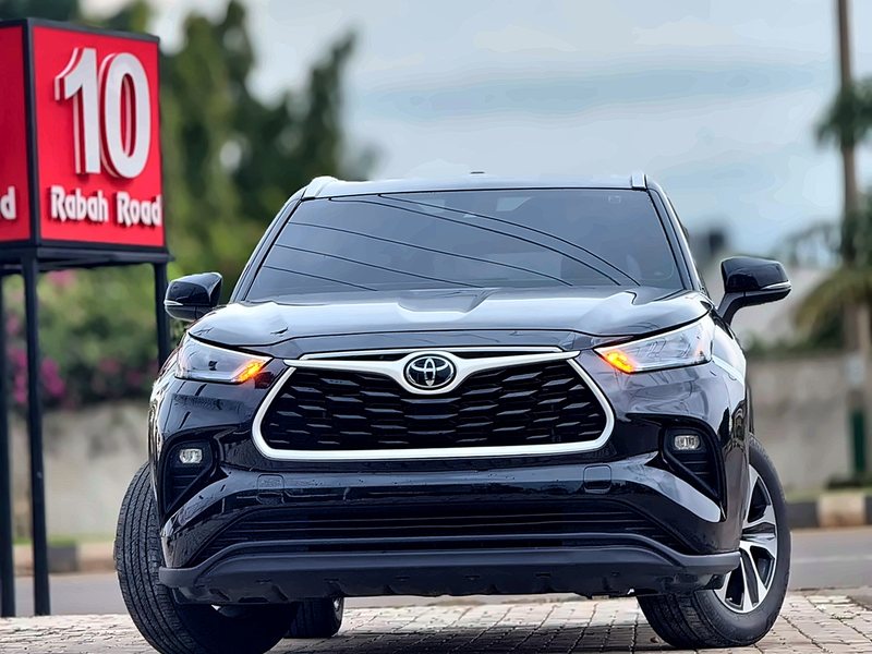 2024 Toyota Highlander XLE in black