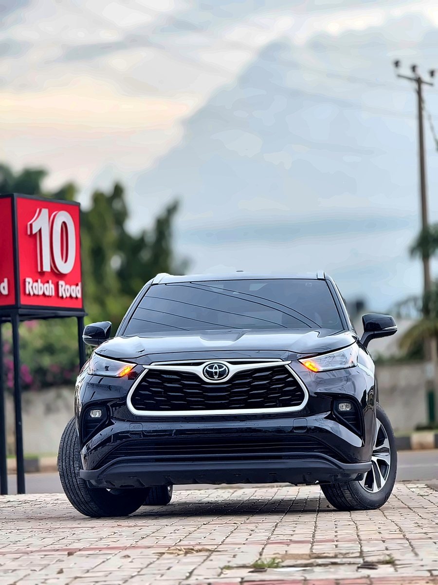 2024 Toyota Highlander XLE in black, front view